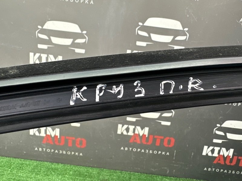 Уплотнитель стекла направляющий Chevrolet Cruze