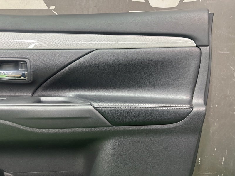 Обшивка двери Mitsubishi Outlander