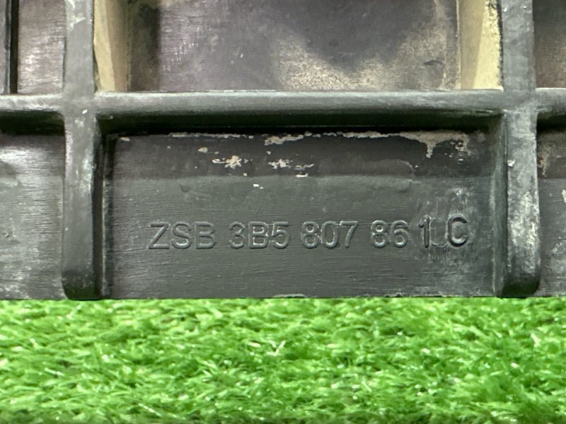 Кронштейн заднего бампера центральный Volkswagen Passat B5