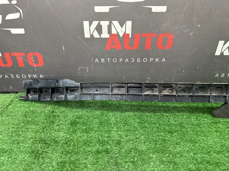 Кронштейн заднего бампера центральный Volkswagen Passat B5