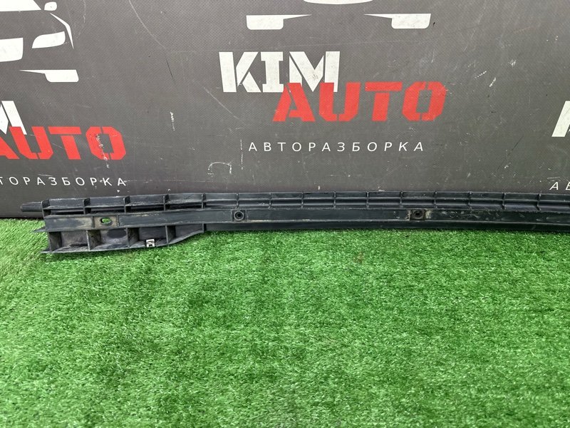 Кронштейн заднего бампера центральный Volkswagen Passat B5