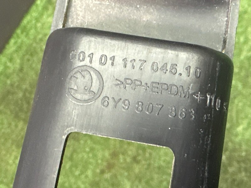 Кронштейн заднего бампера центральный Skoda Fabia 1