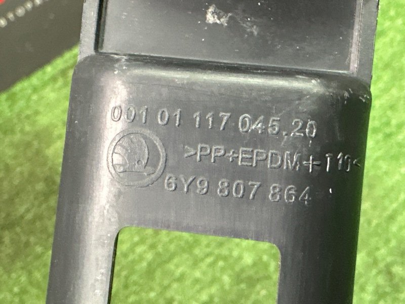 Кронштейн заднего бампера центральный Skoda Fabia 1