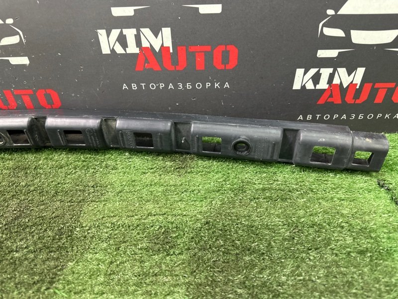 Кронштейн заднего бампера центральный Skoda Fabia 1