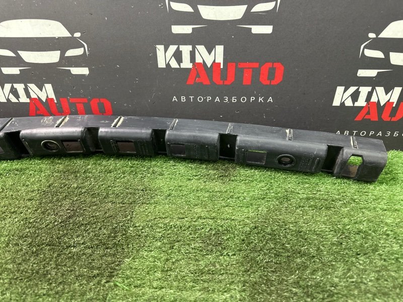 Кронштейн заднего бампера центральный Skoda Fabia 1