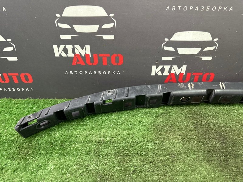 Кронштейн заднего бампера центральный Skoda Fabia 1