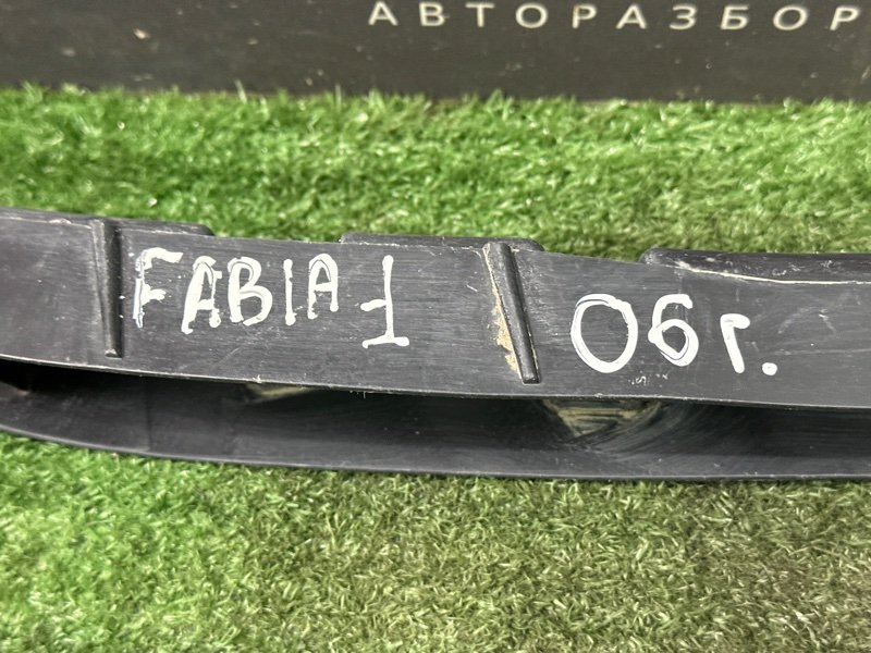 Кронштейн заднего бампера центральный Skoda Fabia 1