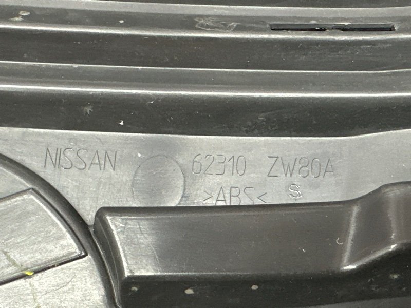 Решетка радиатора Nissan Tiida