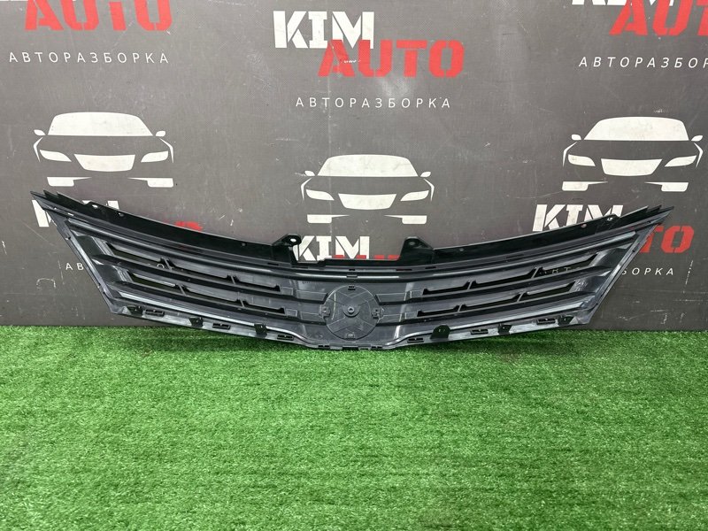 Решетка радиатора Nissan Tiida