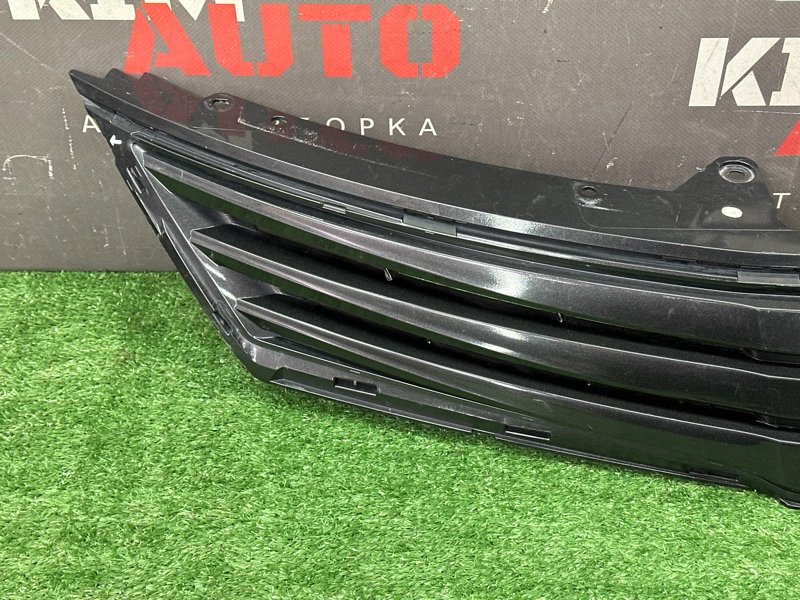 Решетка радиатора Nissan Tiida