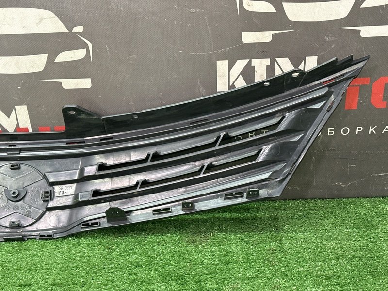 Решетка радиатора Nissan Tiida