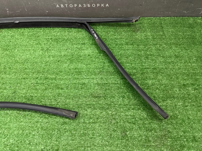 Уплотнитель стекла направляющий Skoda Fabia 2