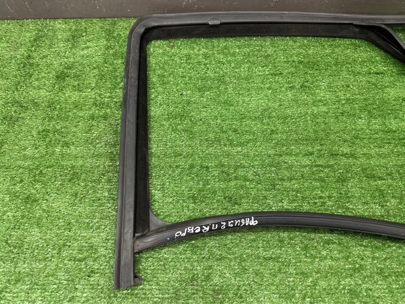 Уплотнитель стекла направляющий Skoda Fabia 2