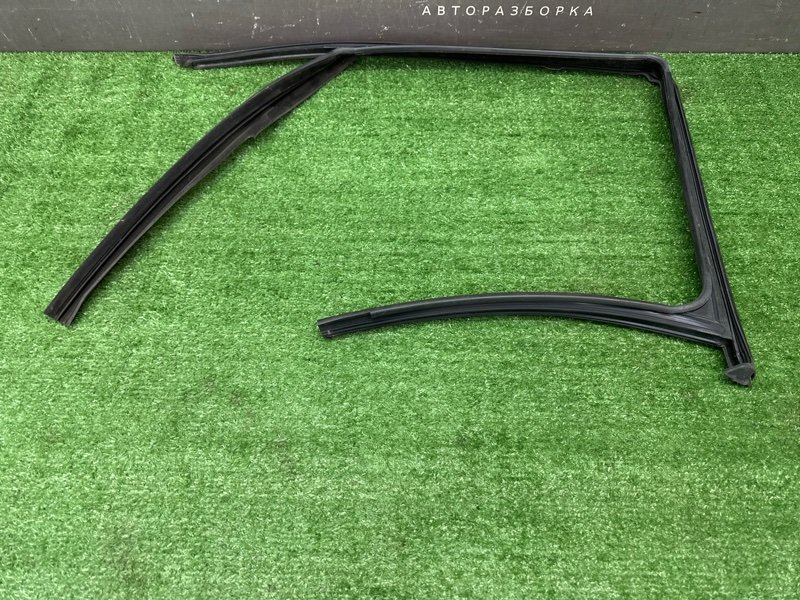 Уплотнитель стекла направляющий Skoda Fabia 2
