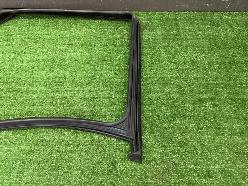 Уплотнитель стекла направляющий Skoda Fabia 2