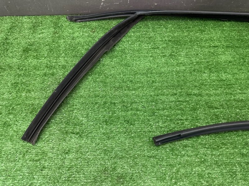 Уплотнитель стекла направляющий Skoda Fabia 2