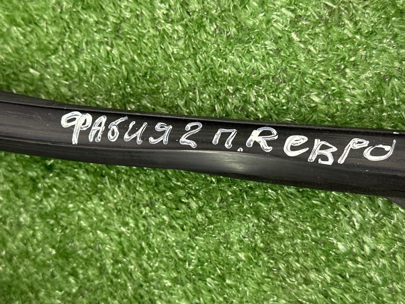 Уплотнитель стекла направляющий Skoda Fabia 2