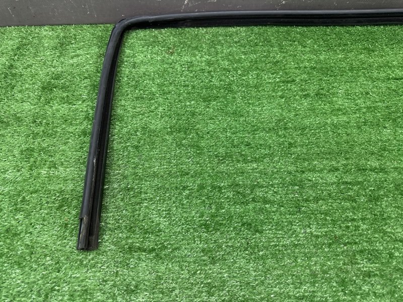 Уплотнитель стекла направляющий Opel Zafira B