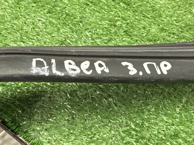 Уплотнитель стекла направляющий Fiat Albea