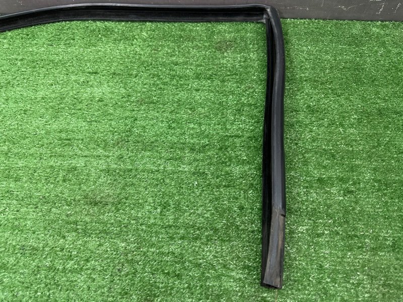 Уплотнитель стекла направляющий Fiat Albea