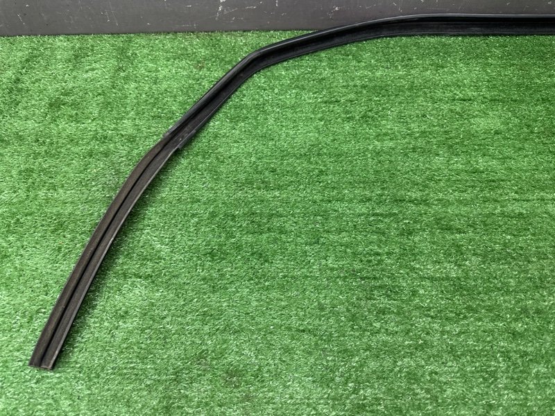 Уплотнитель стекла направляющий Fiat Albea