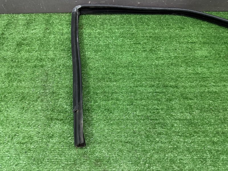 Уплотнитель стекла направляющий Fiat Albea