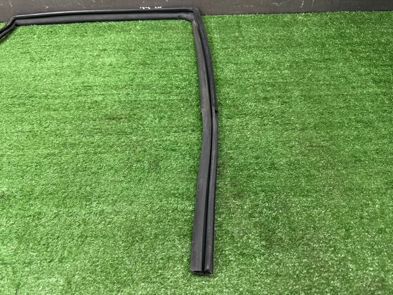 Уплотнитель стекла направляющий Hyundai Getz