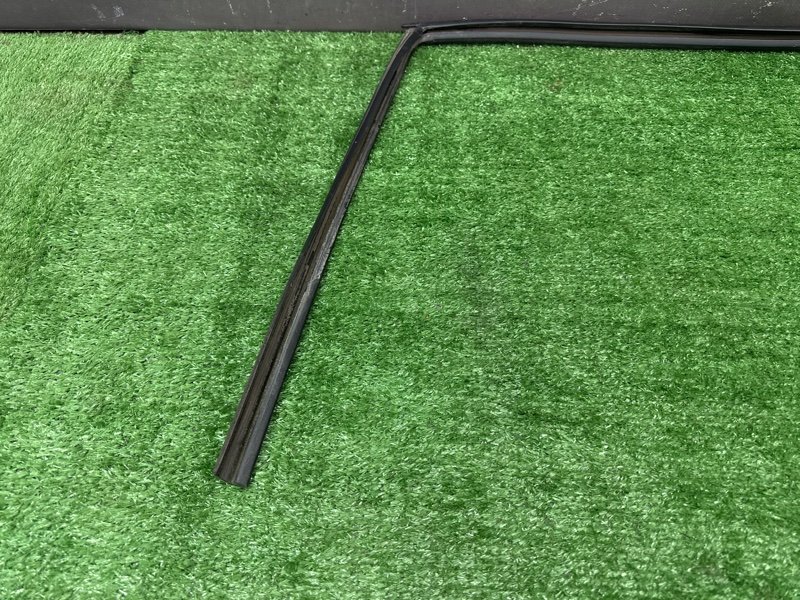 Уплотнитель стекла направляющий Hyundai Accent