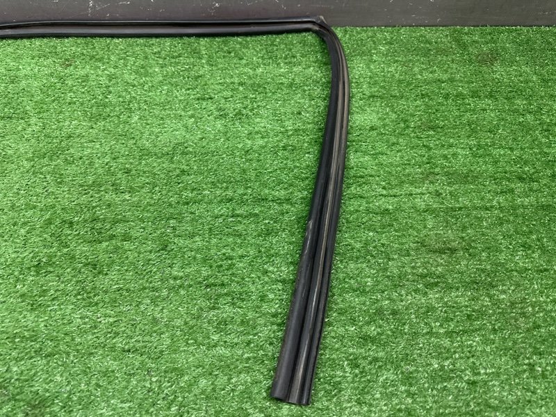 Уплотнитель стекла направляющий Hyundai Accent