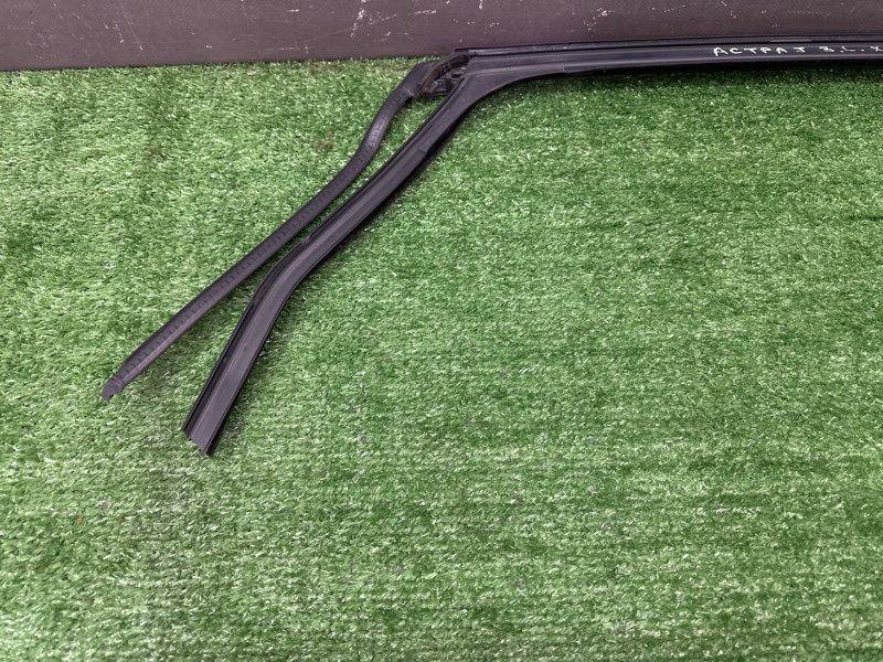 Уплотнитель стекла направляющий Opel Astra J