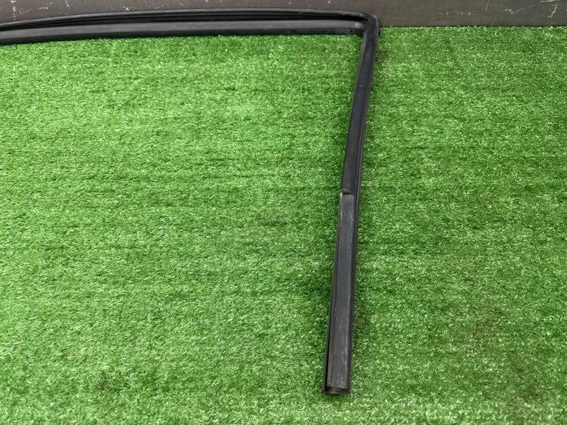 Уплотнитель стекла направляющий Chevrolet Aveo