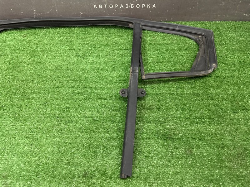 Уплотнитель стекла направляющий Chevrolet Cruze