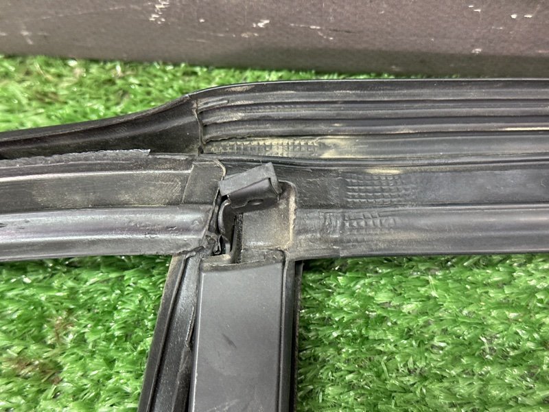 Уплотнитель стекла направляющий Chevrolet Cruze