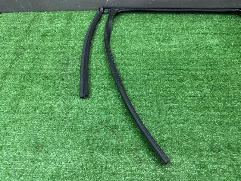 Уплотнитель стекла направляющий Ford Focus 2