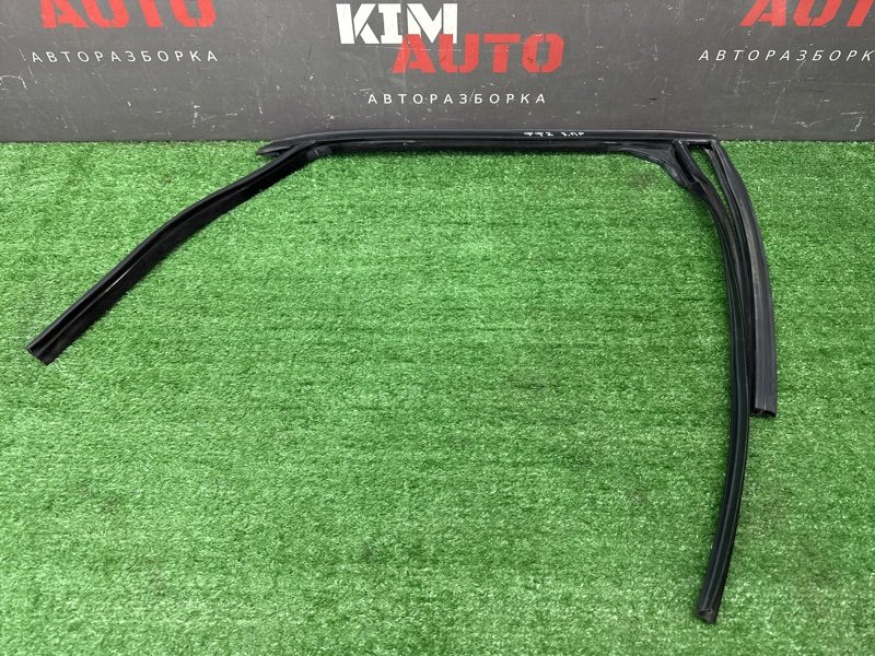 Уплотнитель стекла направляющий Ford Focus 2