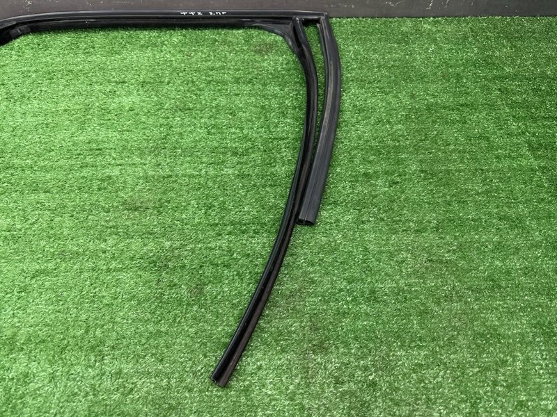 Уплотнитель стекла направляющий Ford Focus 2