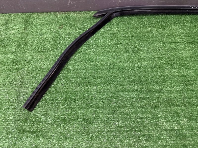 Уплотнитель стекла направляющий Ford Focus 2