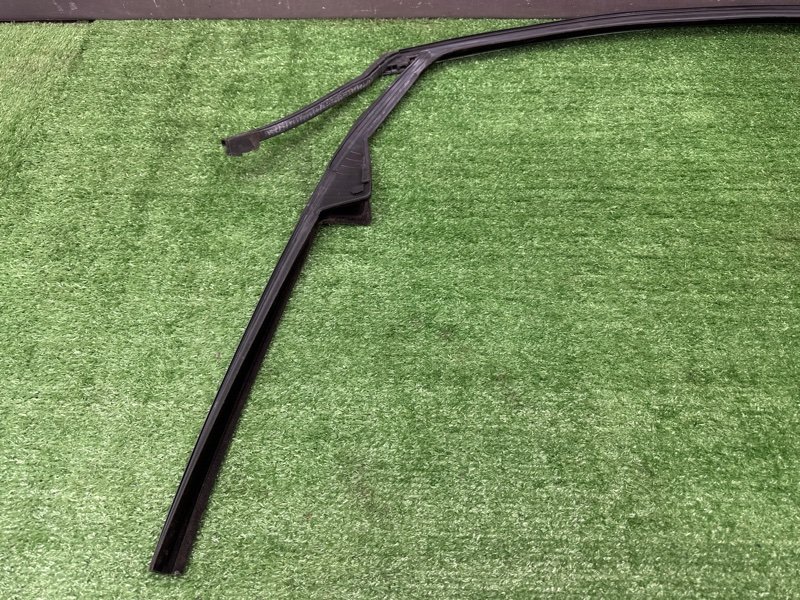 Уплотнитель стекла направляющий Opel Astra J