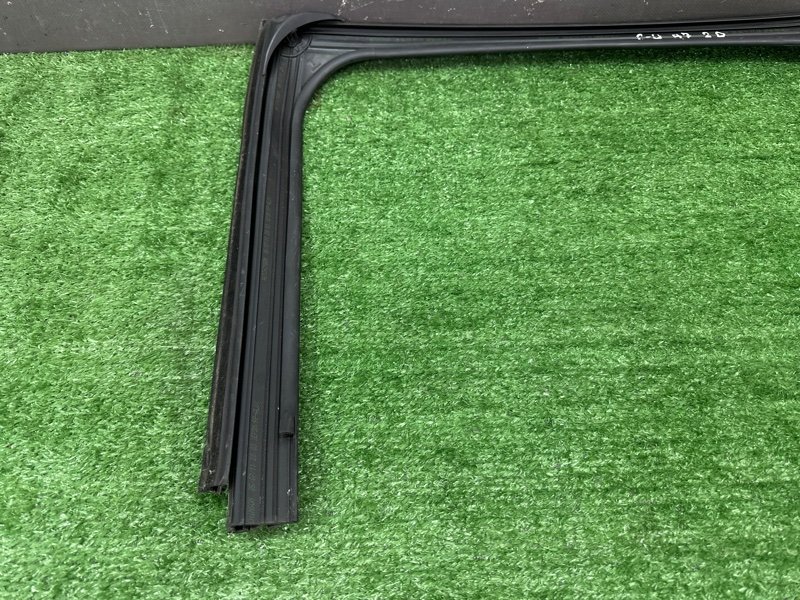 Уплотнитель стекла направляющий Citroen C 4