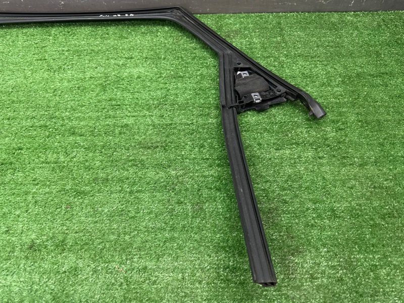 Уплотнитель стекла направляющий Citroen C 4