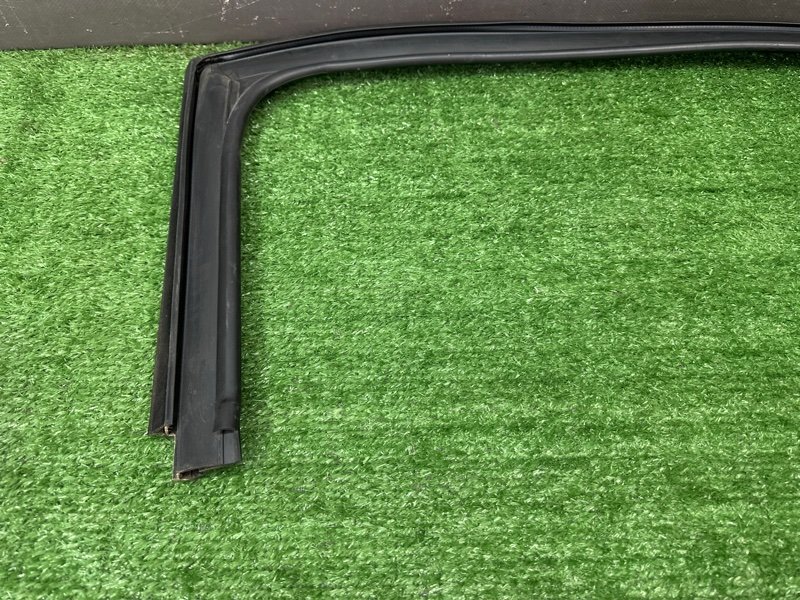 Уплотнитель стекла направляющий Citroen C 4