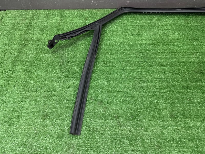 Уплотнитель стекла направляющий Citroen C 4