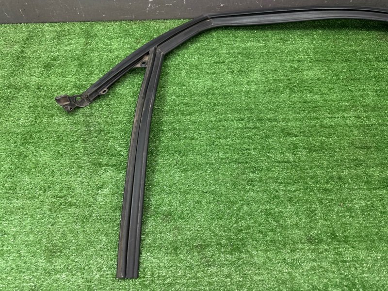 Уплотнитель стекла направляющий Citroen C 4