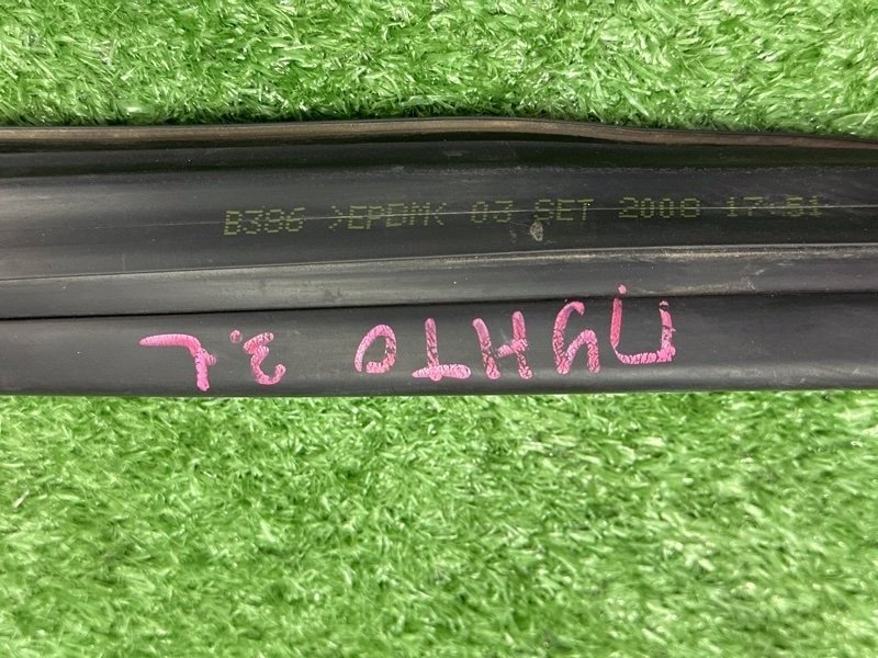 Уплотнитель стекла направляющий Fiat Punto