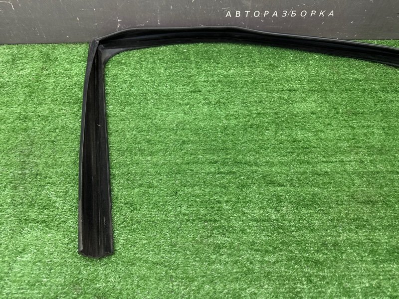 Уплотнитель стекла направляющий Fiat Punto