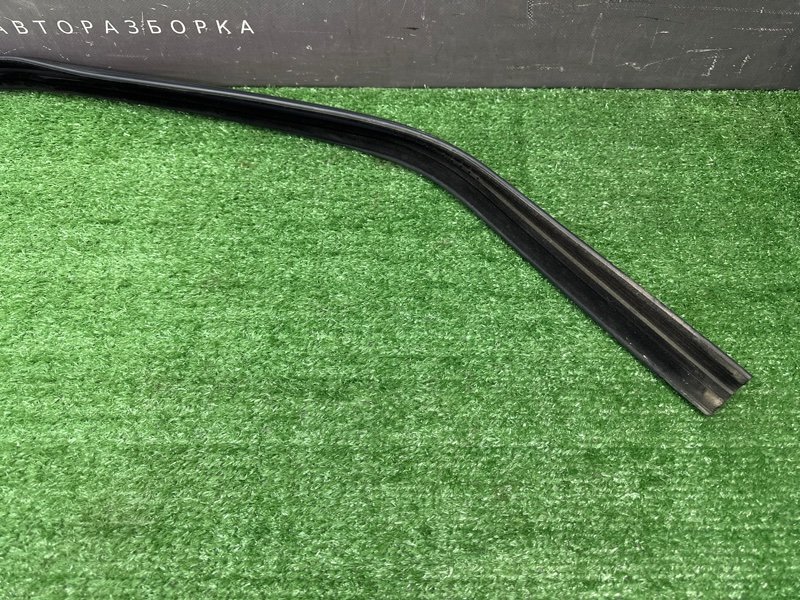 Уплотнитель стекла направляющий Fiat Punto