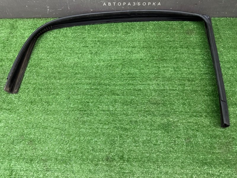 Уплотнитель стекла направляющий Fiat Punto