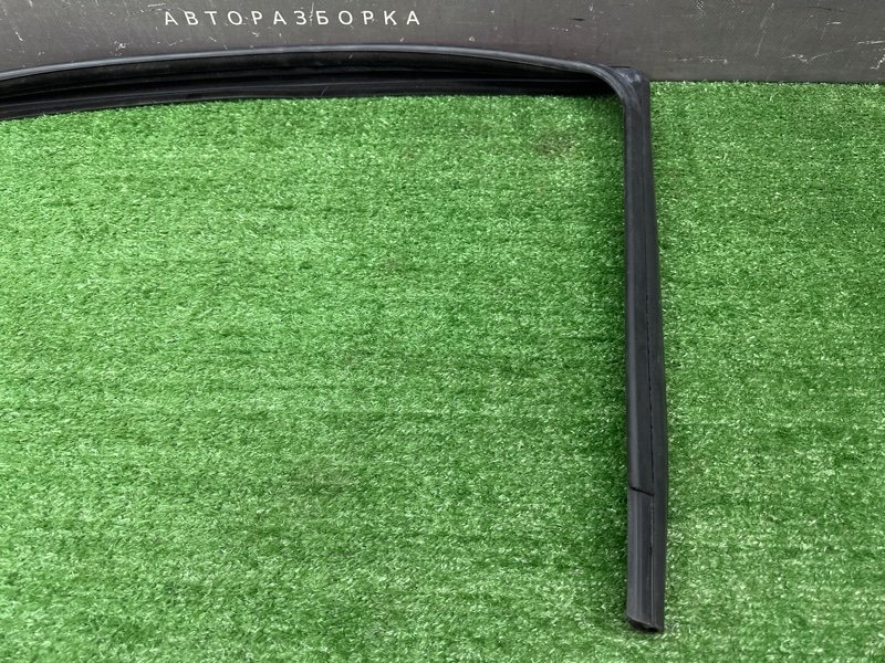 Уплотнитель стекла направляющий Fiat Punto