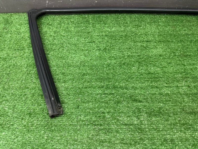 Уплотнитель стекла направляющий Peugeot 407