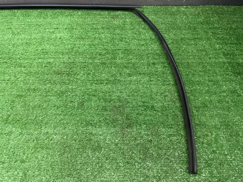 Уплотнитель стекла направляющий Peugeot 407